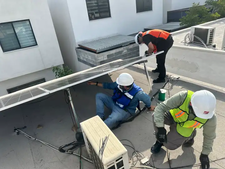 Técnicos de Ximetría Solar instalando paneles solares