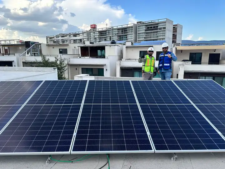 Paneles solares instalados por Ximetría Solar en una azotea