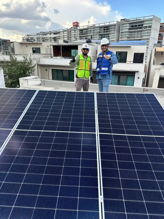 Equipo de Ximetría Solar revisando una instalación real